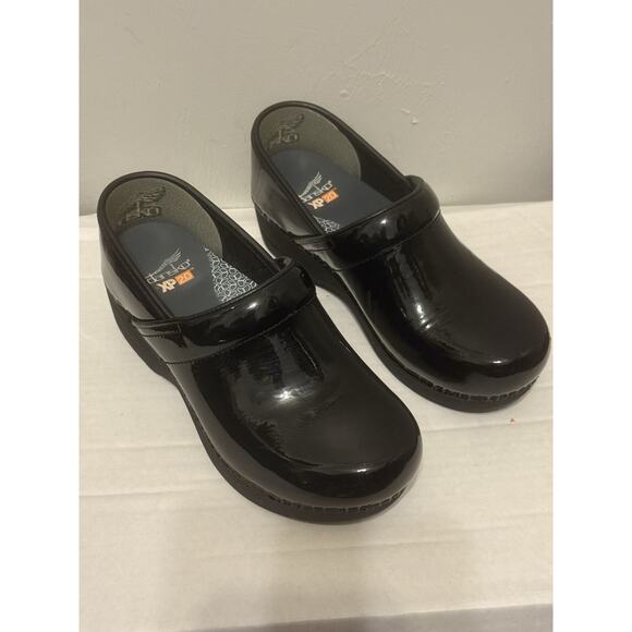 Dansko XP 2.0 Patent Black Leather Black Womens US SZ 7 EUR 37 Clogs EUC Nice - Picture 1 of 10
